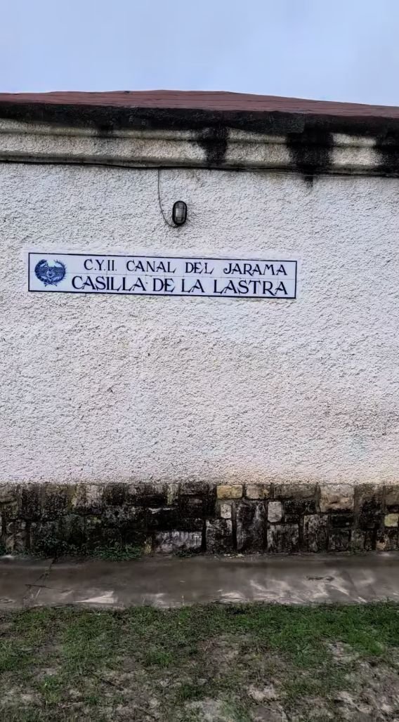 Fachada blanca de Casa Lastra con tejado de teja y el rótulo del Canal