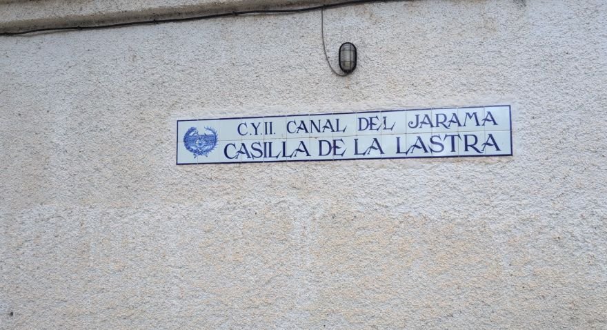 Rótulo de azulejo: C.Y.II. Canal del Jarama, Casilla de La Lastra